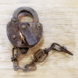 Charming20Antique20Brass20Padlock20with20Chain - ANTIQUITIESWAREHOUSES