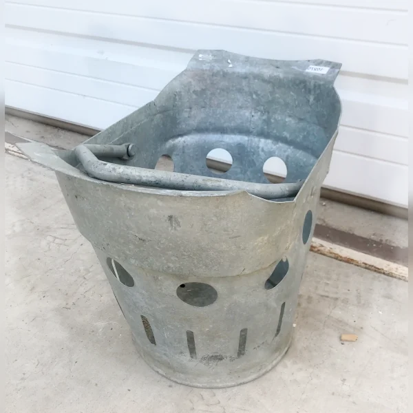 EasyGrip20Handles20and20Drain20Holes20on20a20RustProof20Galvanized20Bucket - ANTIQUITIESWAREHOUSES