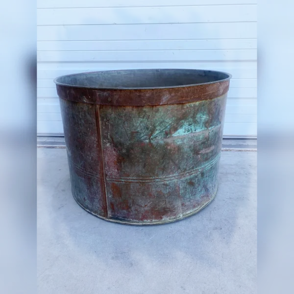 Old20Metal20Bathtub20with20a20Distressed20Round20Base - ANTIQUITIESWAREHOUSES