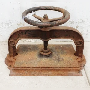 Restore20Your20Antique20Books20with20This20Vintage20Iron20Book20Press - ANTIQUITIESWAREHOUSES
