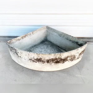 This20contemporary20triangle20planter20is20designed20by20Willy20Guhl - ANTIQUITIESWAREHOUSES
