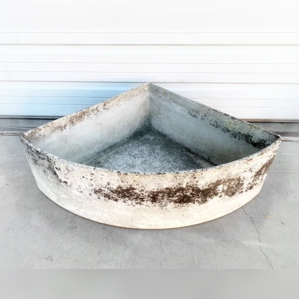 This20contemporary20triangle20planter20is20designed20by20Willy20Guhl - ANTIQUITIESWAREHOUSES